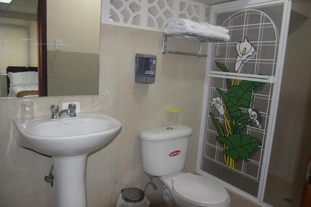 Olan'S Hotel Group Esmeraldas Luaran gambar