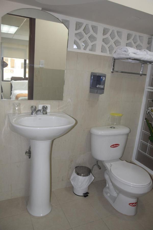 Olan'S Hotel Group Esmeraldas Luaran gambar